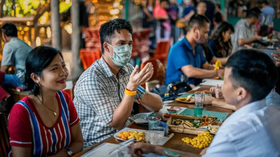 Cambodgiens en train de converser dans un restaurant de Siem Reap — apprendre les expressions de base pour le restaurant