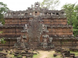 Phimeanakas en forme d'une pyramide à trois niveaux, comme un temple hindou.